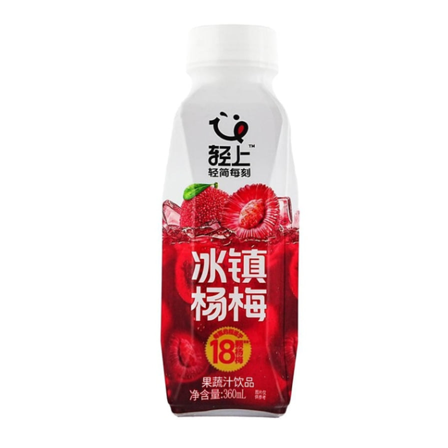单瓶轻上冰镇杨梅果汁饮品正面图，白色瓶身包装，印有冰镇杨梅字样及新鲜杨梅视觉效果。