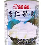 亲亲杏仁果冻独立包装，透明袋内可见乳白色果冻与细腻杏仁颗粒