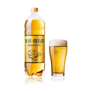 秋林格瓦斯面包发酵饮料1.5L大瓶装，瓶身标签印有面包图案，旁边配有一杯带有丰富泡沫的格瓦斯饮品。