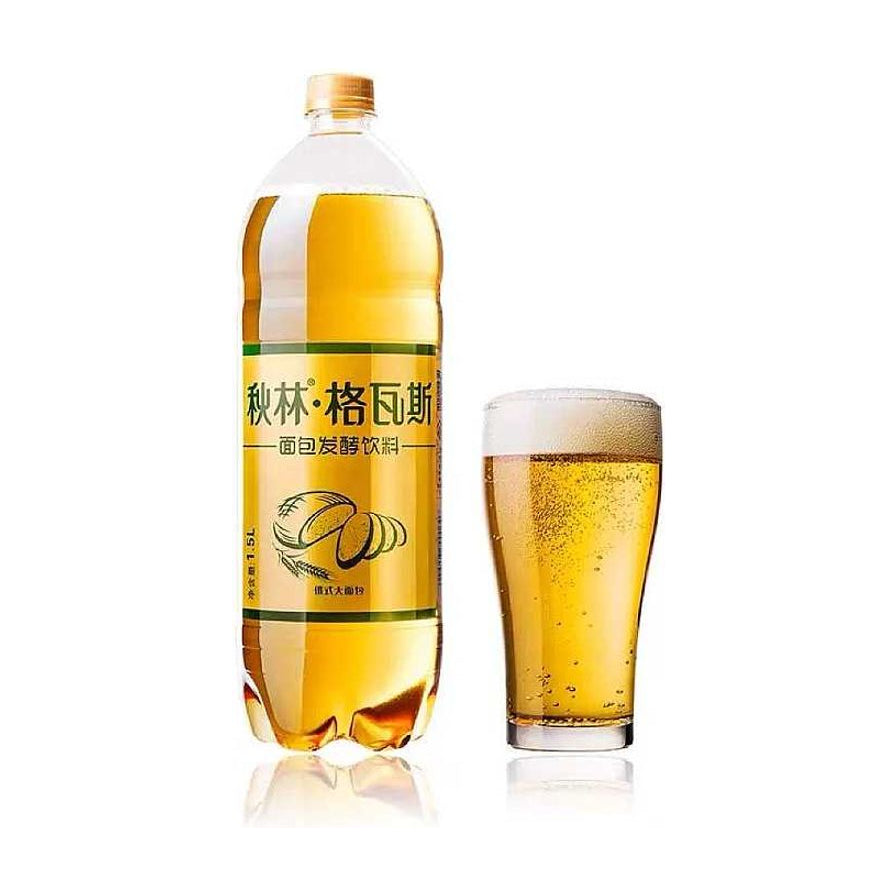 秋林格瓦斯面包发酵饮料1.5L大瓶装，瓶身标签印有面包图案，旁边配有一杯带有丰富泡沫的格瓦斯饮品。