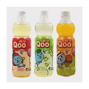 三瓶不同口味的酷儿Qoo果汁并排展示，包括水蜜桃味、苹果味和橙汁味，瓶身印有经典蓝色酷儿卡通形象。
