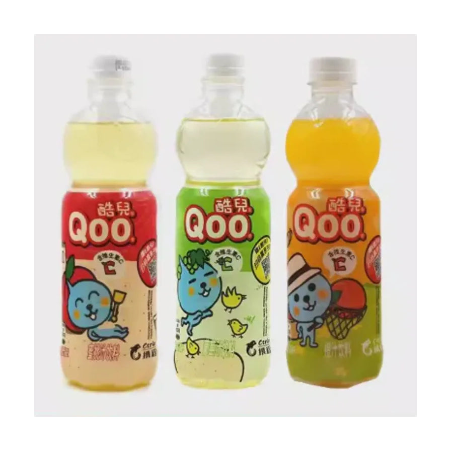 三瓶不同口味的酷儿Qoo果汁并排展示，包括水蜜桃味、苹果味和橙汁味，瓶身印有经典蓝色酷儿卡通形象。