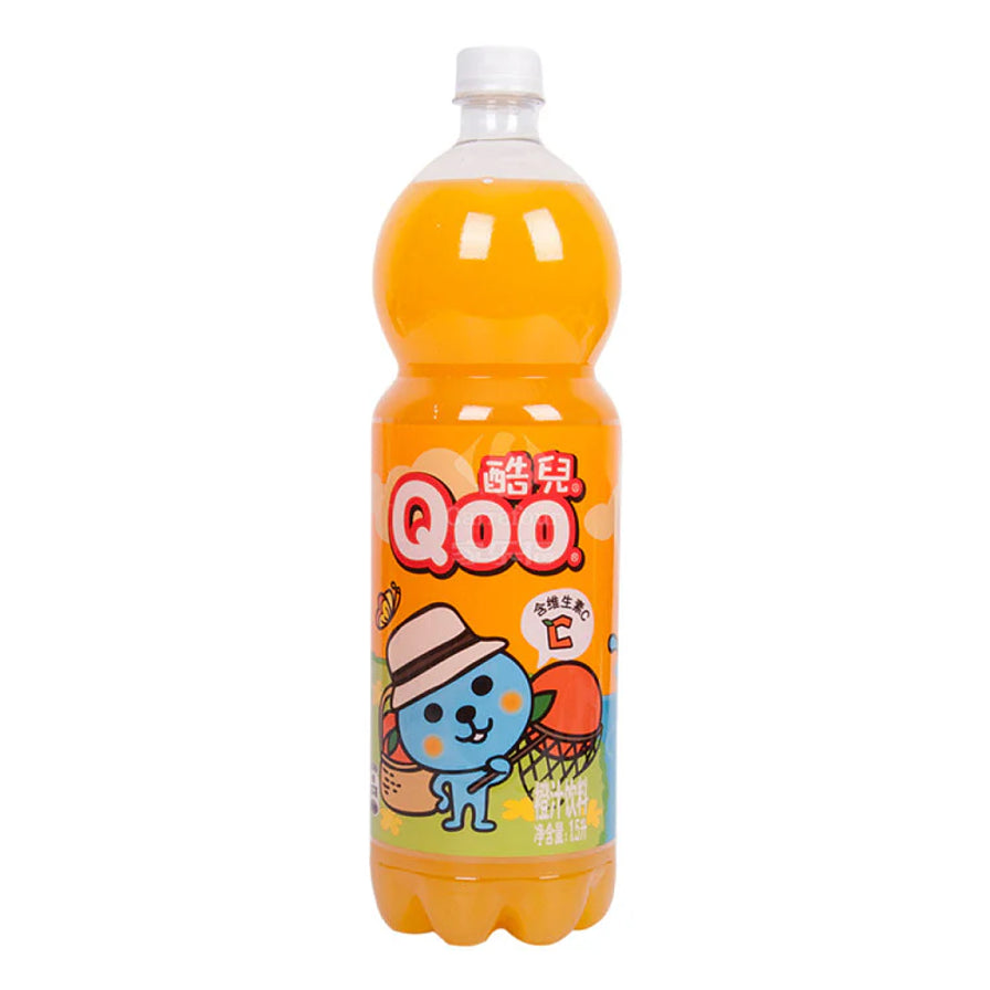 单瓶酷儿Qoo橙汁果汁，橙色包装瓶身上印有酷儿戴草帽采摘橙子的图案。