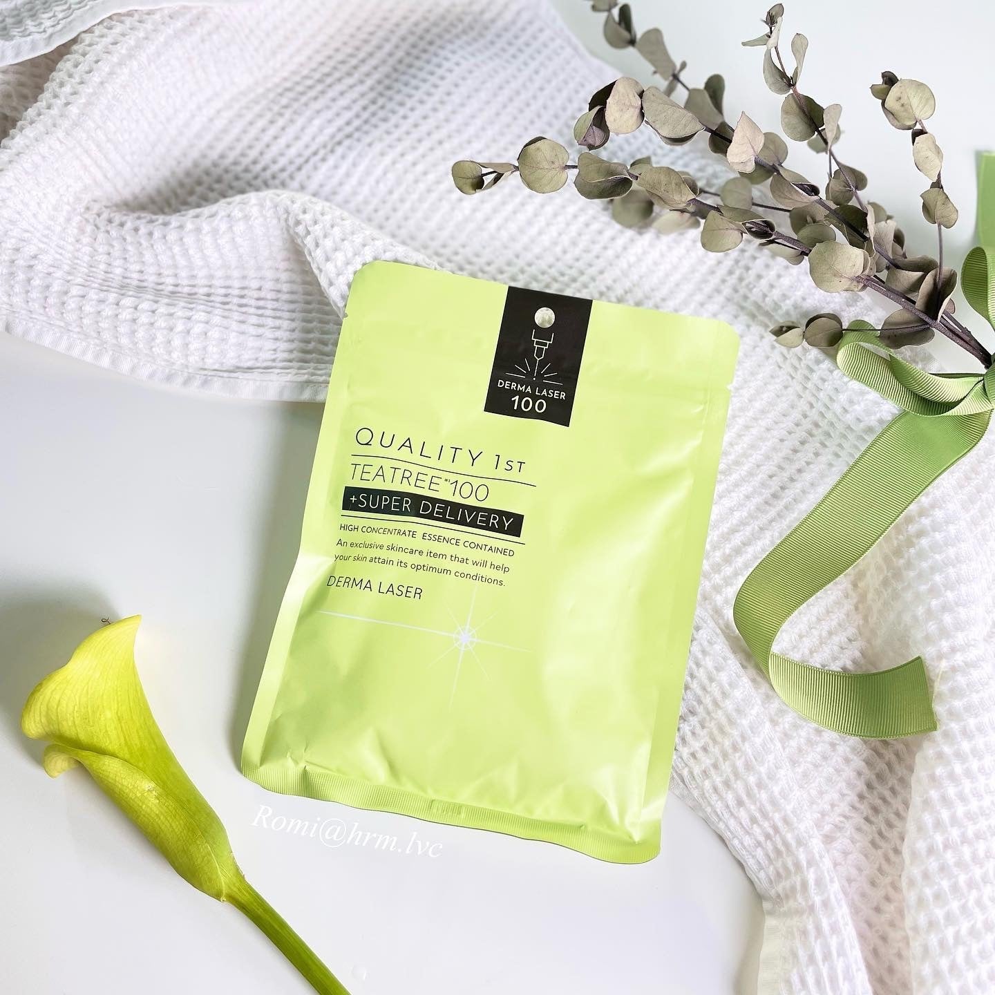 Quality 1st 茶树面膜单片展开图，展示白色膜布质地与精华液细节