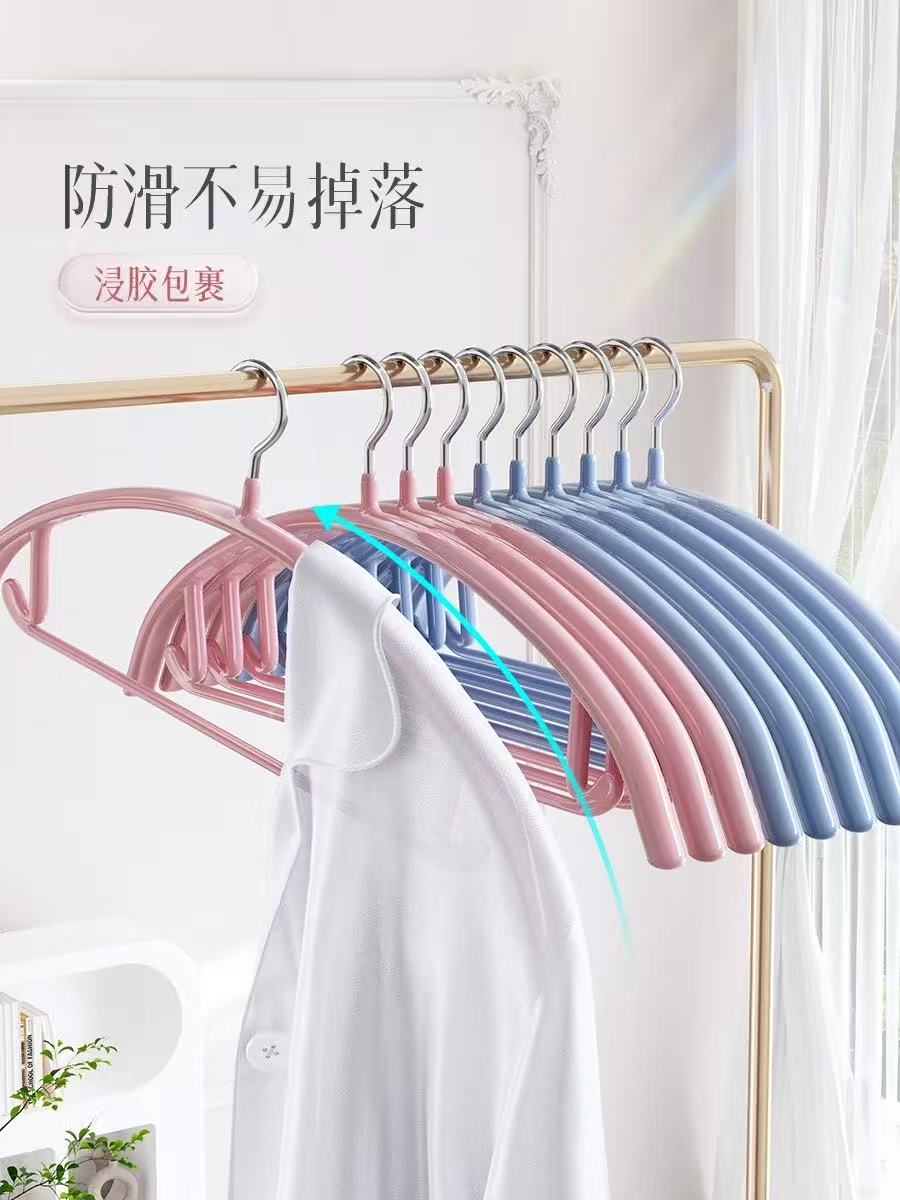 七支装混色浸塑衣架垂直特写，展示加粗内芯与圆润挂钩细节