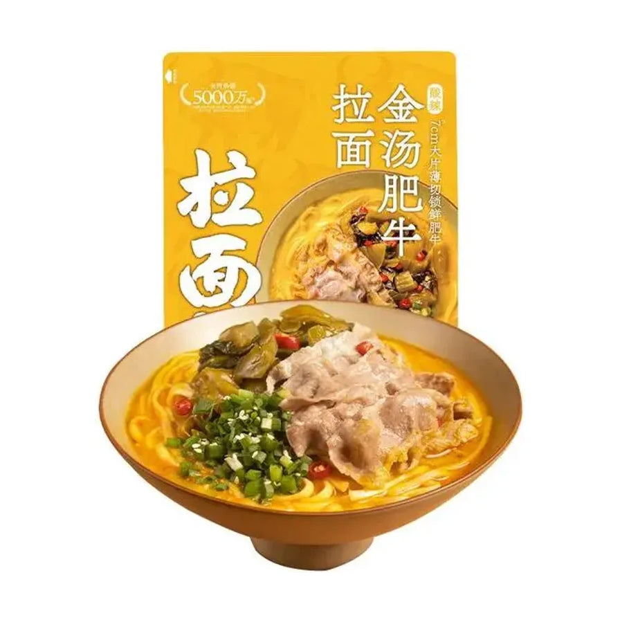 拉面说酸辣金汤肥牛拉面，前景为一碗盛满肥牛、酸菜和葱花的金汤拉面，背景为黄色包装袋。