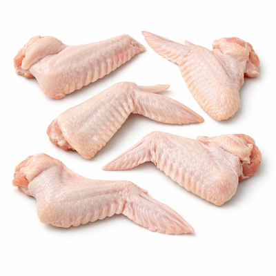 白色背景下俯拍的新鲜生鸭翅原料，展示食材原本的样子。