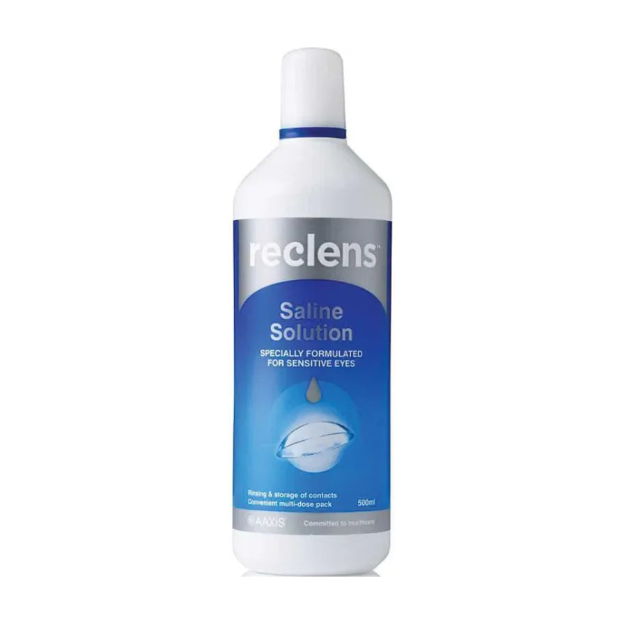 一瓶 Reclens 生理盐水，正面瓶身标签可见 Saline Solution、500ml 字样，白蓝配色，白底居中展示