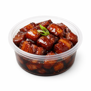 透明圆盒装的红烧肉成品，色泽红亮，肥瘦相间的五花肉块浸在浓郁酱汁中，白色背景。
