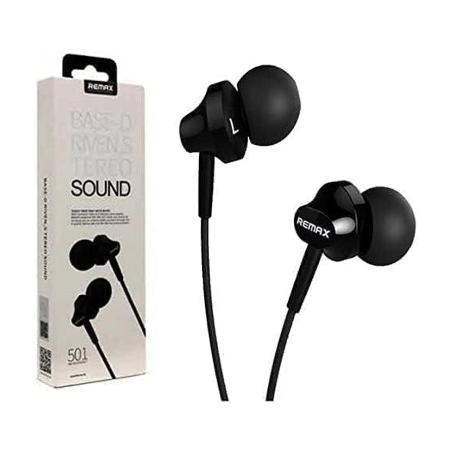 REMAX 黑色入耳式耳机近景特写，背景为产品包装盒，突出耳机的人体工学设计和品牌标识。