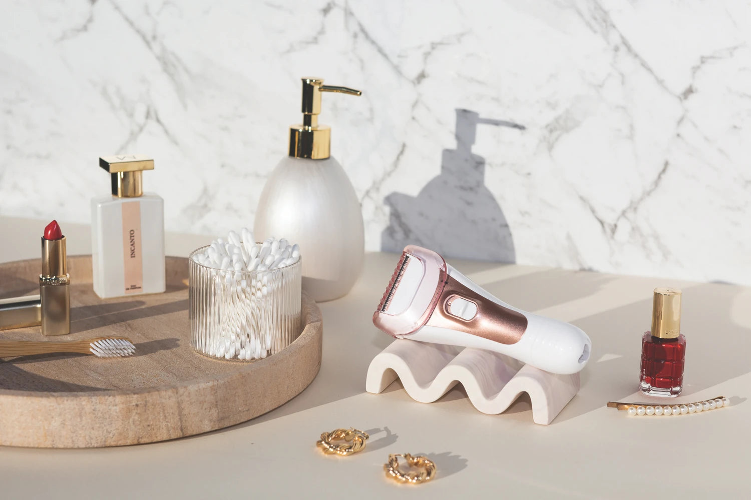 Remington Silky S2 女士电动剃毛器放置在浴室大理石台面上，周围有化妆品和棉签。