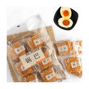 一米小师傅蟹香蛋黄味锅巴产品包装展示，透明袋内含多包独立小包装锅巴，右上角配有咸鸭蛋黄实物图。