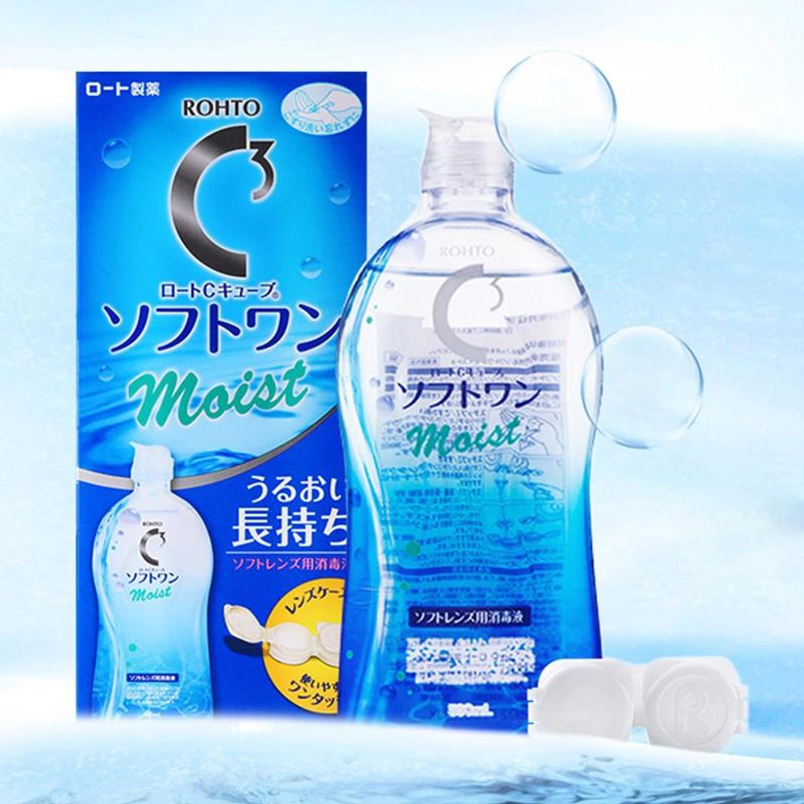 乐敦 C3 Softone Moist 隐形眼镜护理液包装图，盒装与500ml瓶身同框，底部右侧可见镜盒，背景为蓝色气泡
