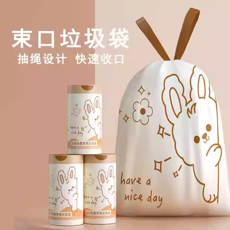 卷装抽绳垃圾袋产品实拍，展示包装形态和单只袋子展开效果