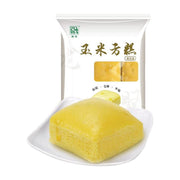 融厨玉米方糕包装袋及盘中展示的黄色方形点心，质地松软，背景为白色。