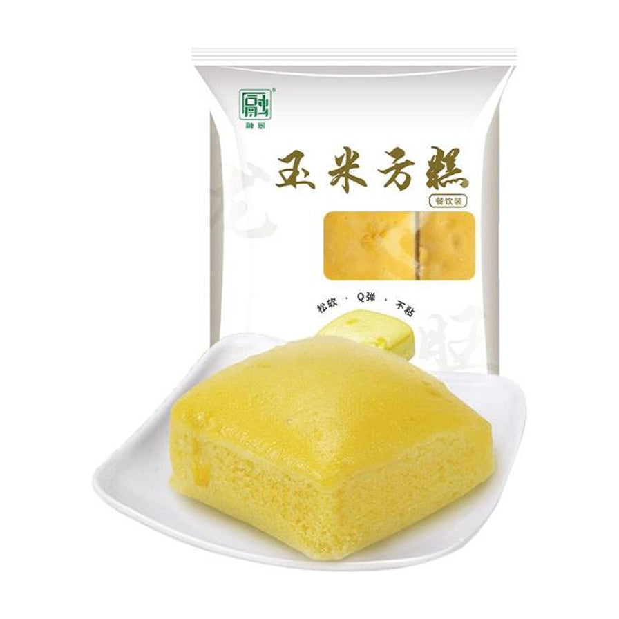 融厨玉米方糕包装袋及盘中展示的黄色方形点心，质地松软，背景为白色。