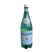S.Pellegrino 圣培露 1L 瓶装天然有气矿泉水，绿色瓶身配以经典蓝色标签和红色五角星标志。