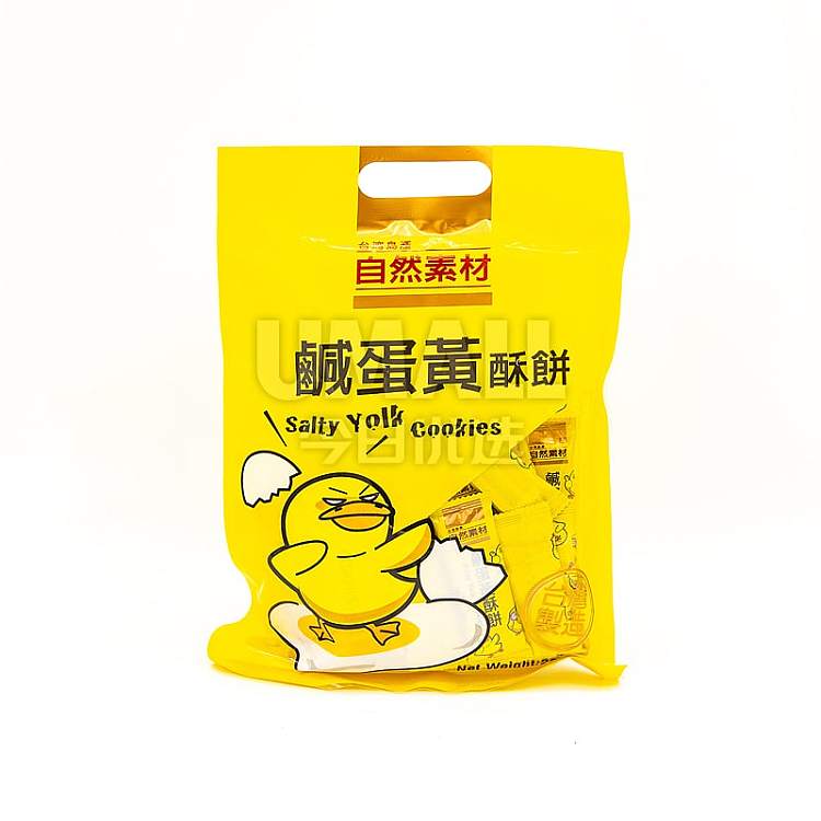 自然素材咸蛋黄酥饼产品特写，展示层层分明的酥脆口感和独立包装设计