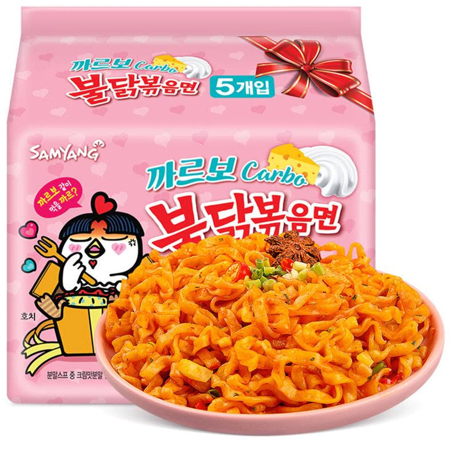 三养奶油味火鸡面粉色包装，前景为一碗拌好的面条，包装上有奶油和蝴蝶结元素。