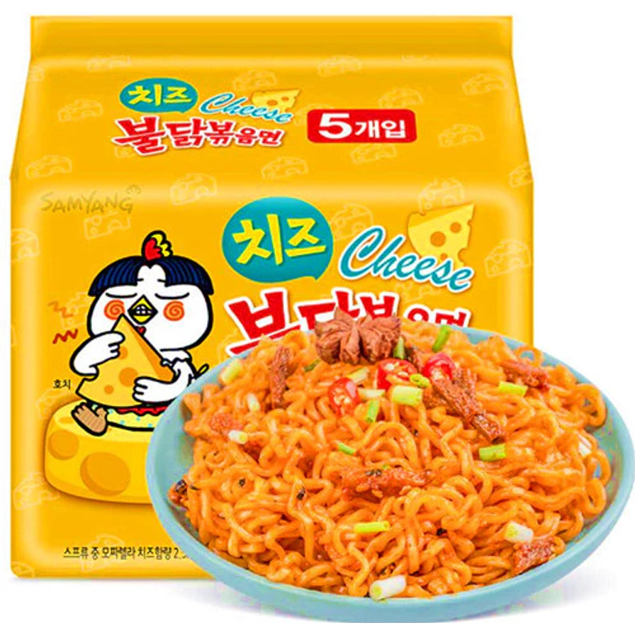 三养芝士味火鸡面黄色包装，前景为一碗撒有葱花的拌面，包装上有芝士块图案。