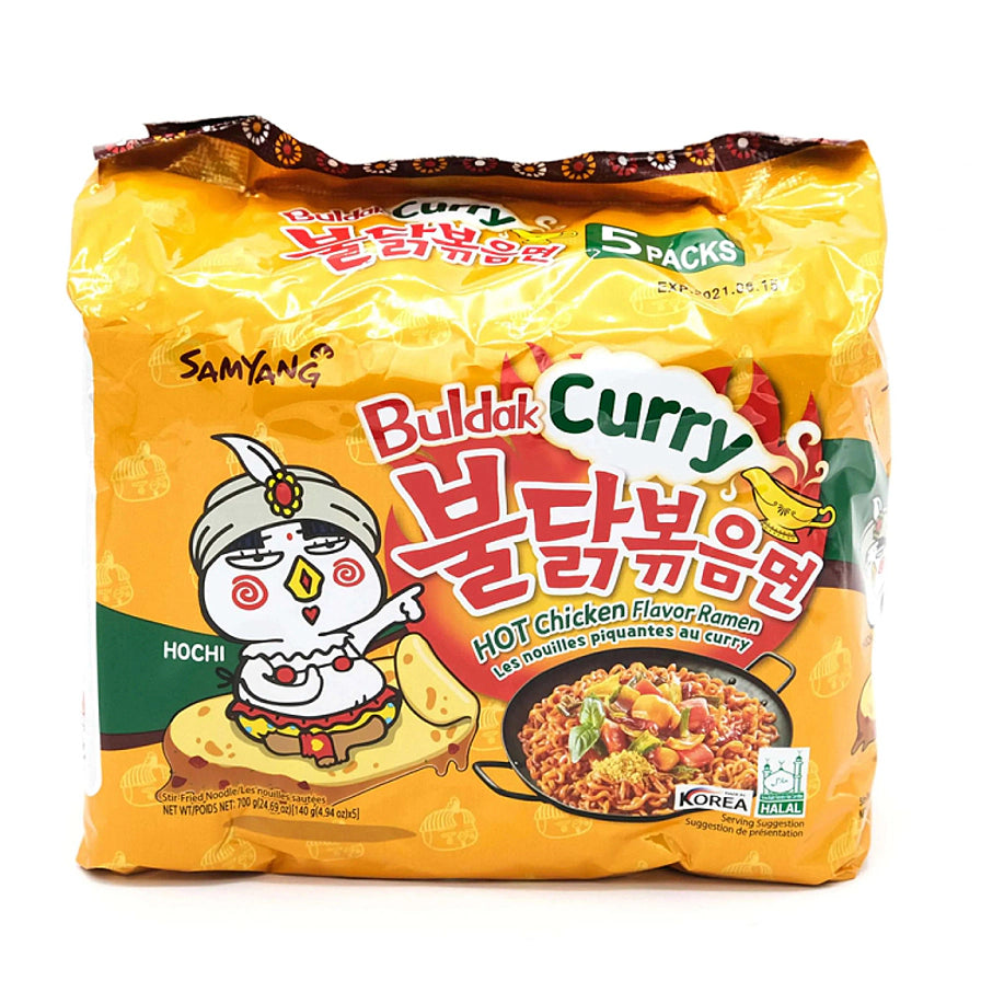 三养咖喱味火鸡面5连包黄色包装，印有戴头巾的卡通形象和咖喱拌面图案。