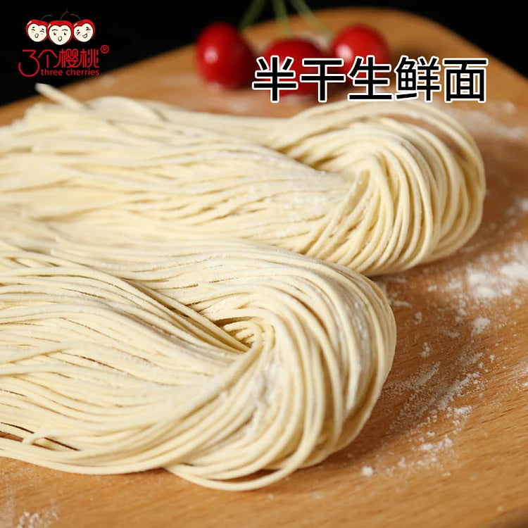 三个樱桃新疆拉条子煮熟后圆润 Q 弹的面条特写图