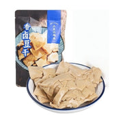 三关六码头香卤豆干包装袋及盛放在白色小碟中的鸡汁味豆干，展示产品外观。