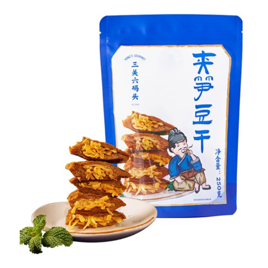 三关六码头夹笋豆干蓝色包装袋及盘中叠放的塞满笋丝的豆干切面