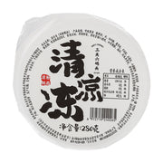 三关六码头仙草冻包装顶视图，白色杯盖印有黑色“清凉冻”大字，标注净含量280克，包含营养成分表、配料表及条形码。