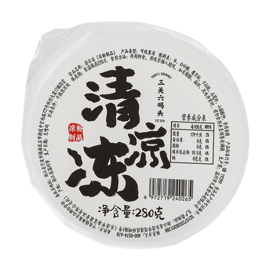 三关六码头仙草冻包装顶视图，白色杯盖印有黑色“清凉冻”大字，标注净含量280克，包含营养成分表、配料表及条形码。