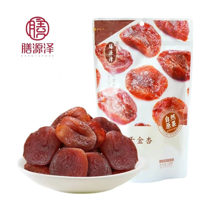 白色碗中盛放的半干金杏果肉特写，背景为产品包装袋及品牌 Logo。