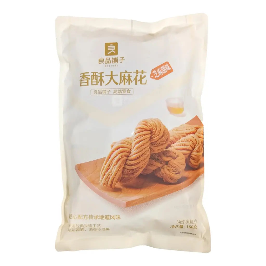 良品铺子香酥大麻花细节特写，展示层层酥脆的夹馅结构与芝麻纹理