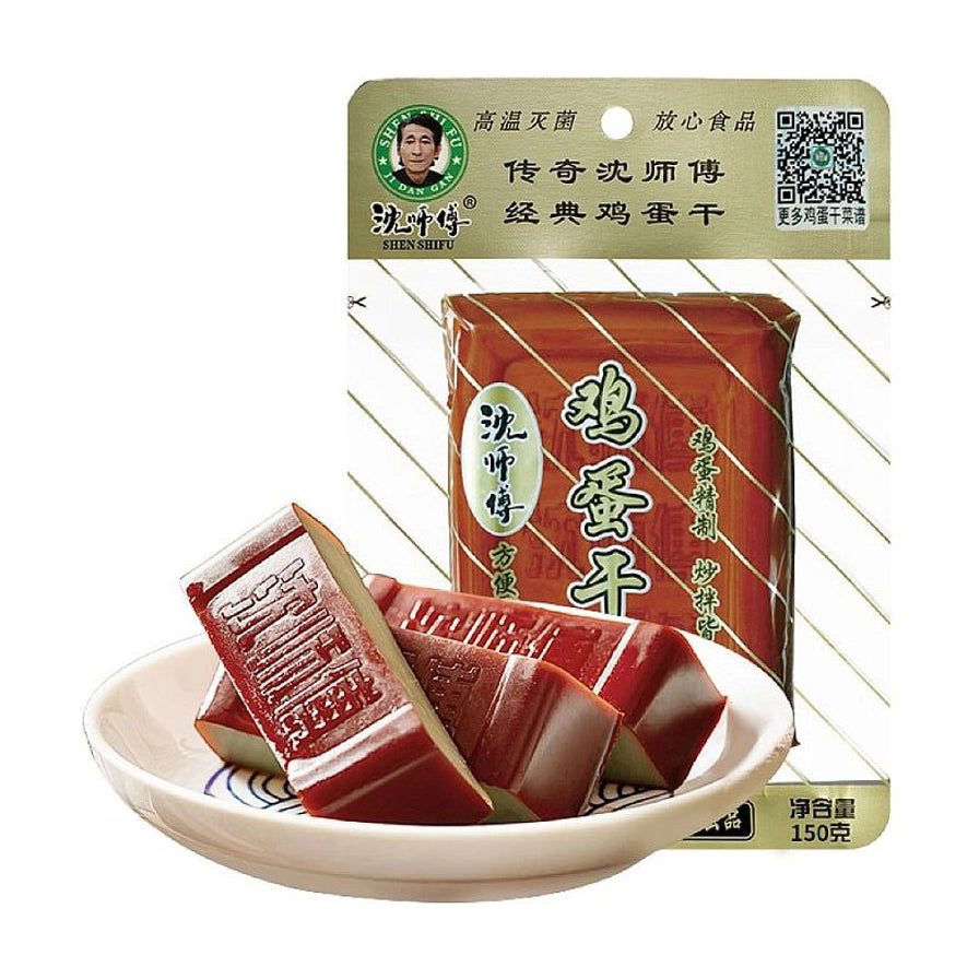 沈师傅经典鸡蛋干150g包装及切块展示，质地紧实细腻，带有沈师傅品牌标识。