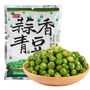 盛香珍蒜香青豆零食包装展示，绿色调突出蒜香风味青豆