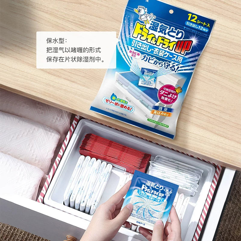 独立小包装除湿包平铺展示，白色小包整齐排列在浅色背景上