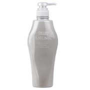 资生堂 SUBLIMIC 头皮生机洗发露银色瓶身正面特写，黑色背景展示泵头与品牌标识。