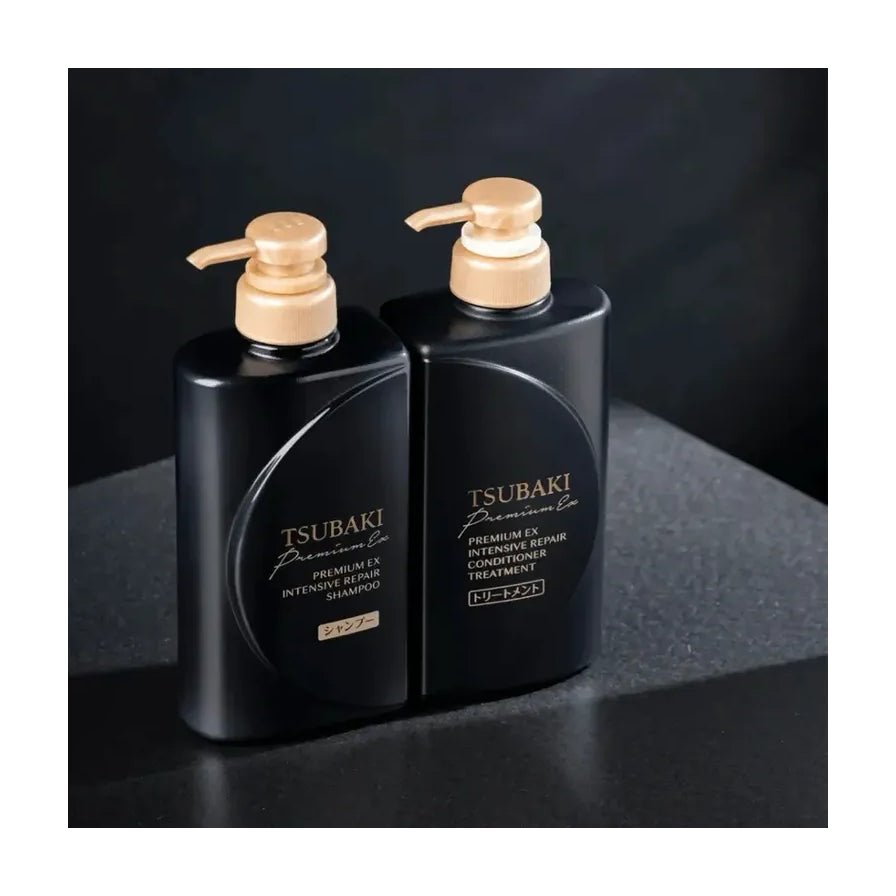 资生堂丝蓓绮洗护套装深色背景实拍图，黑色瓶身搭配金色泵头，光影质感突出。