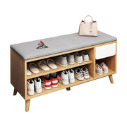 双层软垫鞋柜椅正面展示，灰色坐垫上放有手提包和钥匙，下方两层开放式隔板整齐收纳多双鞋子，右侧带白色小抽屉。