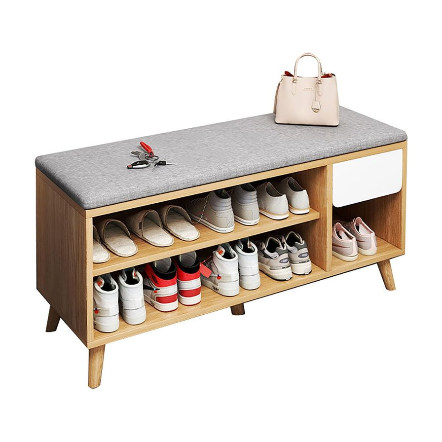 双层软垫鞋柜椅正面展示，灰色坐垫上放有手提包和钥匙，下方两层开放式隔板整齐收纳多双鞋子，右侧带白色小抽屉。