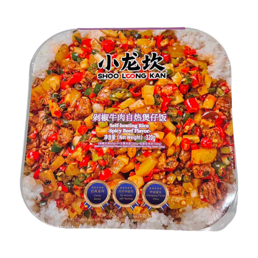 小龙坎剁椒牛肉自热煲仔饭包装正面图，展示丰富的剁椒、牛肉块和米饭，标注净含量320克。