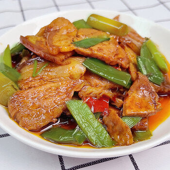 回锅肉烹饪示意图，展示肉片在锅中翻炒与酱汁融合的状态