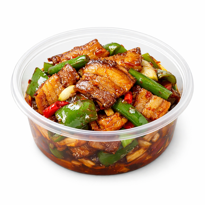 川味回锅肉预制菜成品特写，五花肉片卷曲焦香搭配翠绿蒜苗