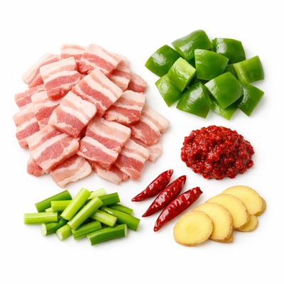 回锅肉主要食材展示，包含新鲜五花肉、蒜苗、辣椒与豆瓣酱