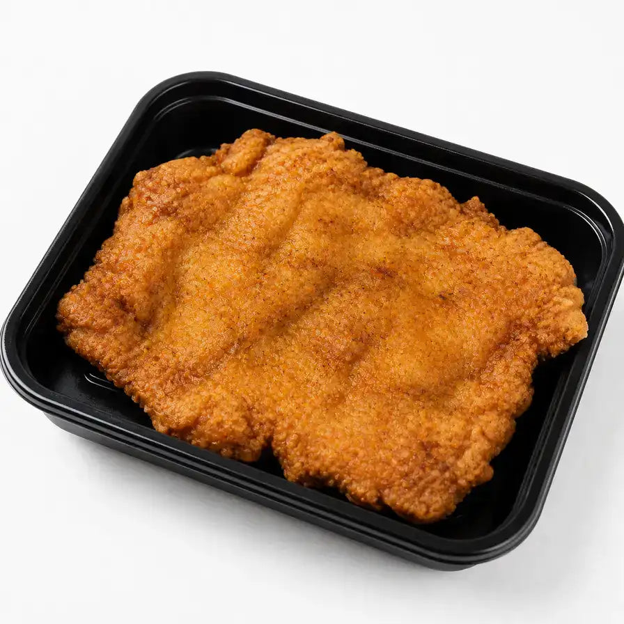 一份金黄酥脆的招牌厚切鸡排，盛放在黑色长方形外卖餐盒中，展示出扎实的肉质厚度和诱人的炸制纹理。