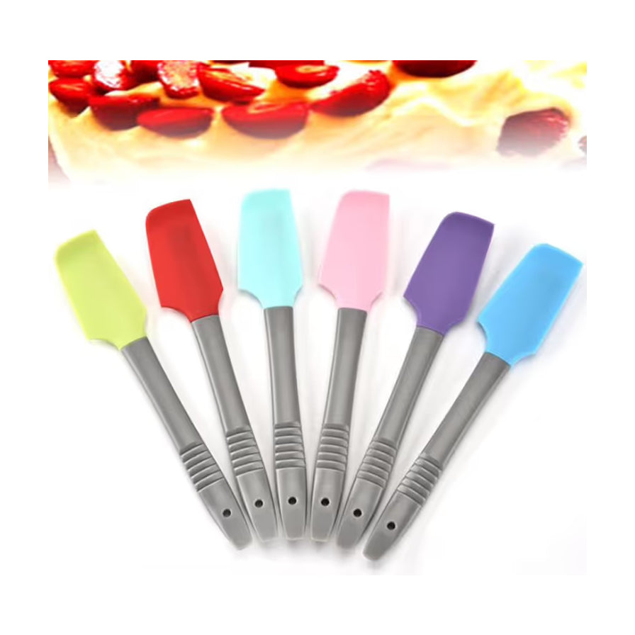 六把彩色硅胶蛋糕刀倒置排列，背景上方展示了带有草莓装饰的蛋糕局部，体现烘焙使用场景。