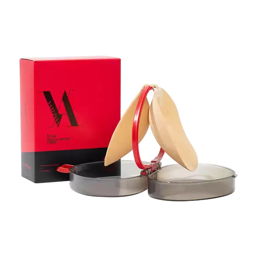 花形硅胶提拉胸贴展示，配有红色收纳盒与透明圆盒包装，米色花瓣造型设计。