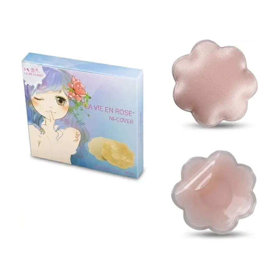 绸面花型一次性乳贴产品包装及实物展示，包含外盒与两片肤色花瓣形乳贴。