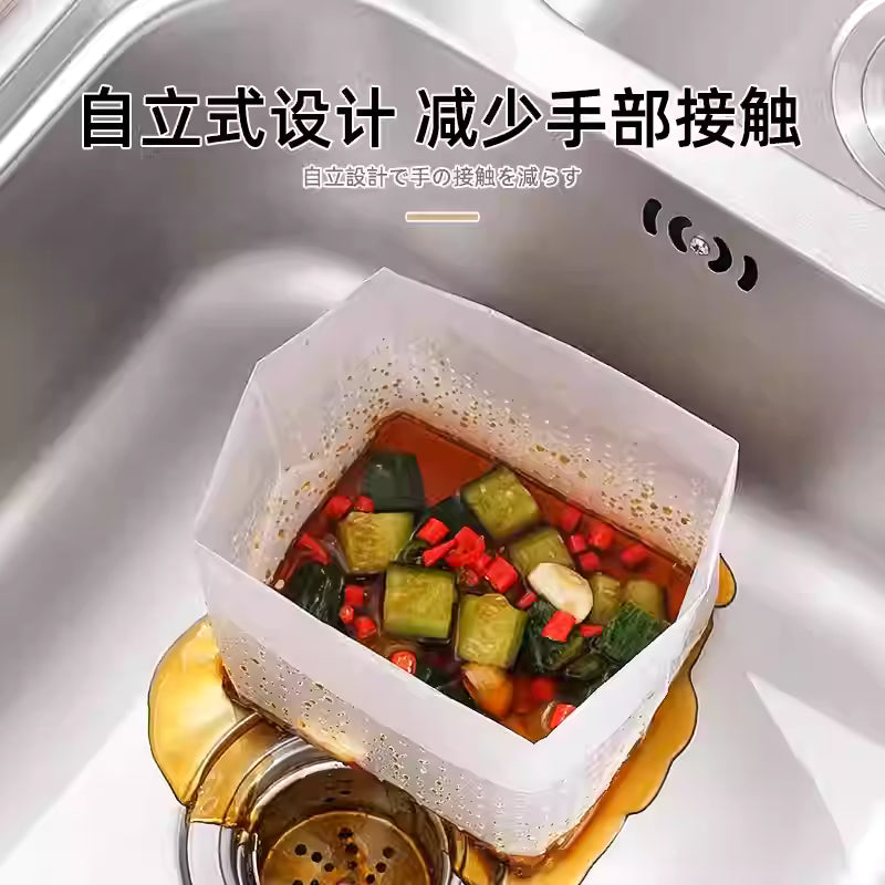 白色一次性水槽沥水袋套在金属过滤篮上，展示提拉式封口设计