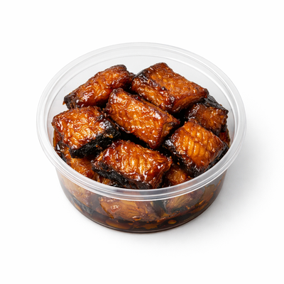 透明圆盒装的本帮熏鱼成品，色泽金黄油亮，置于白色背景上。