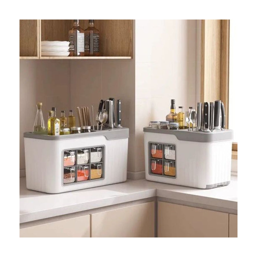 厨房台面上摆放的灰白色调料收纳盒，装有调味瓶、油壶和刀具，展示实际使用场景。